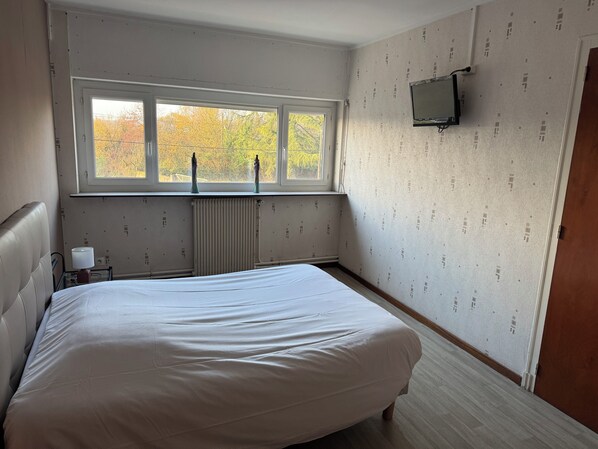 Comfort Double Room | Desk, iron/ironing board - Le Reflet des Torches (Lacq)