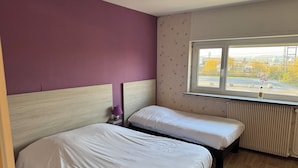 Comfort Triple Room | Desk, iron/ironing board (on request) - Le Reflet des Torches (Lacq)