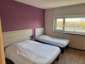Comfort Triple Room | Desk, iron/ironing board - Le Reflet des Torches (Lacq)
