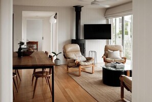 تلفزيون ذكي، مدفأة، كُتُب