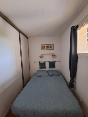 1 bedroom, bed sheets