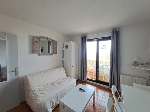 4-person apartment with sea view. Beach 100 m away. Swimming pool and parking.