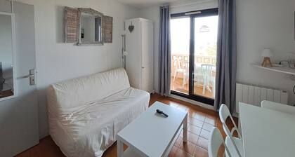 4-person apartment with sea view. Beach 100 m away. Swimming pool and parking.