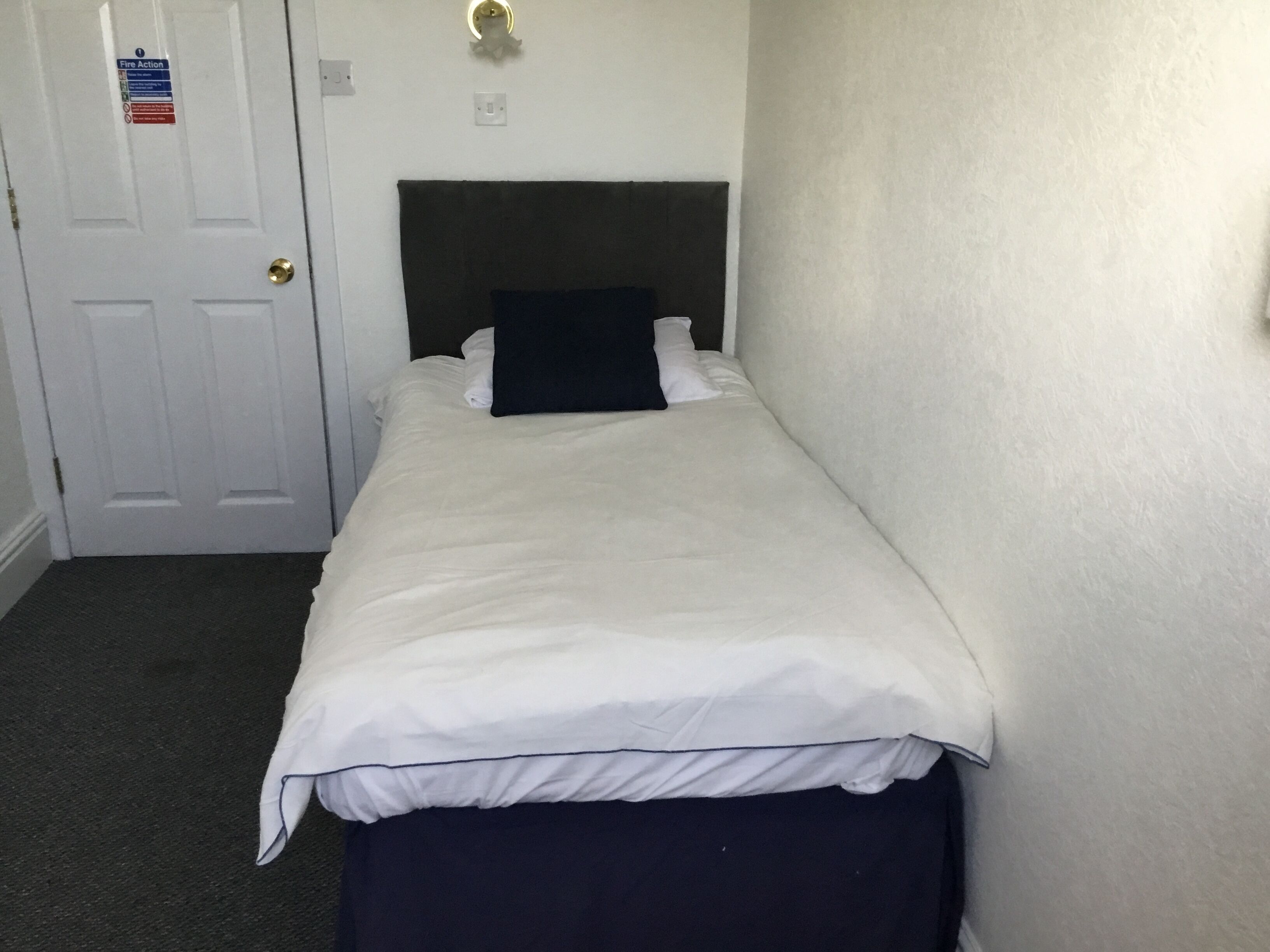 Basic Single Room | Desk, laptop workspace, free WiFi