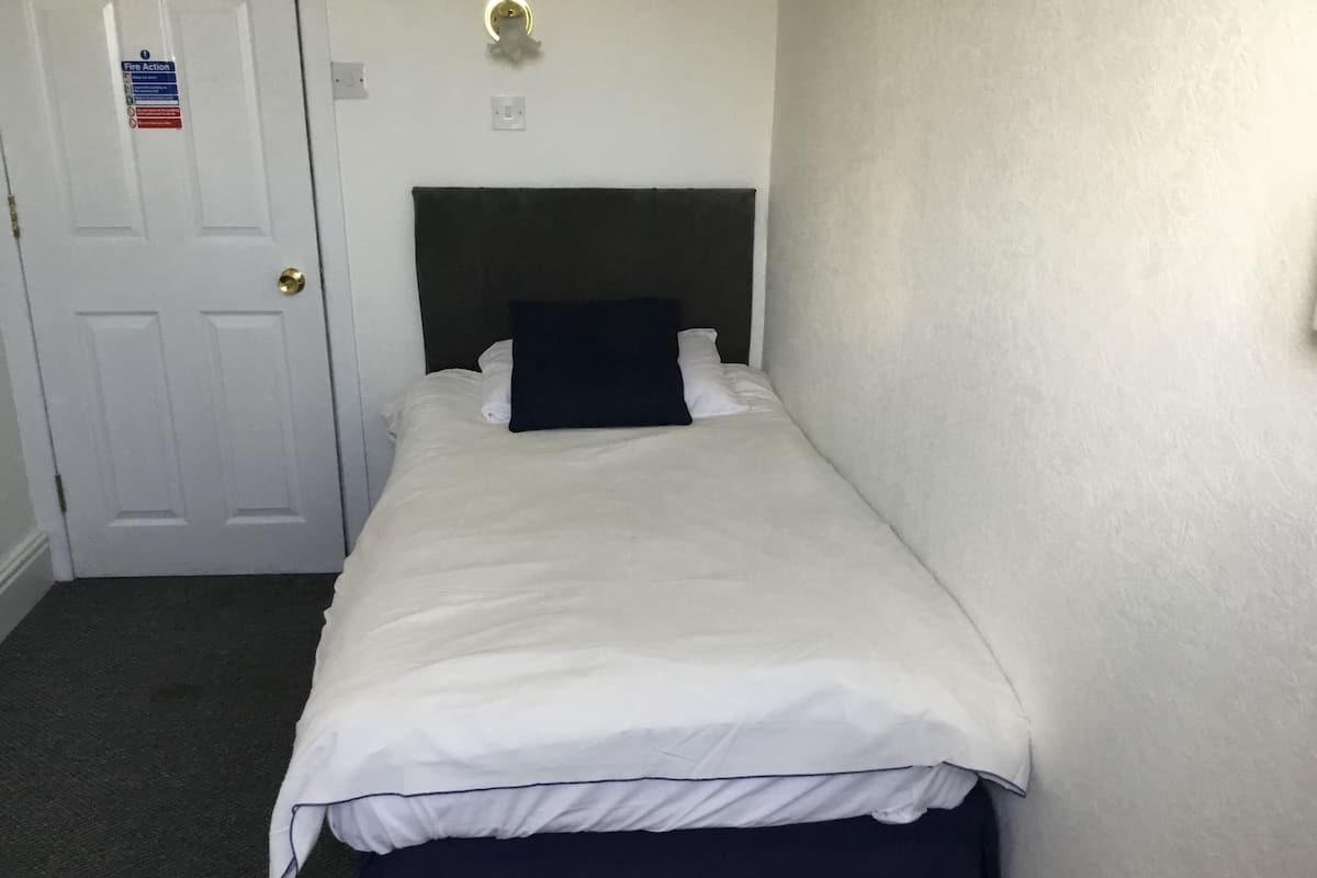 Basic Single Room | Desk, laptop workspace, free WiFi