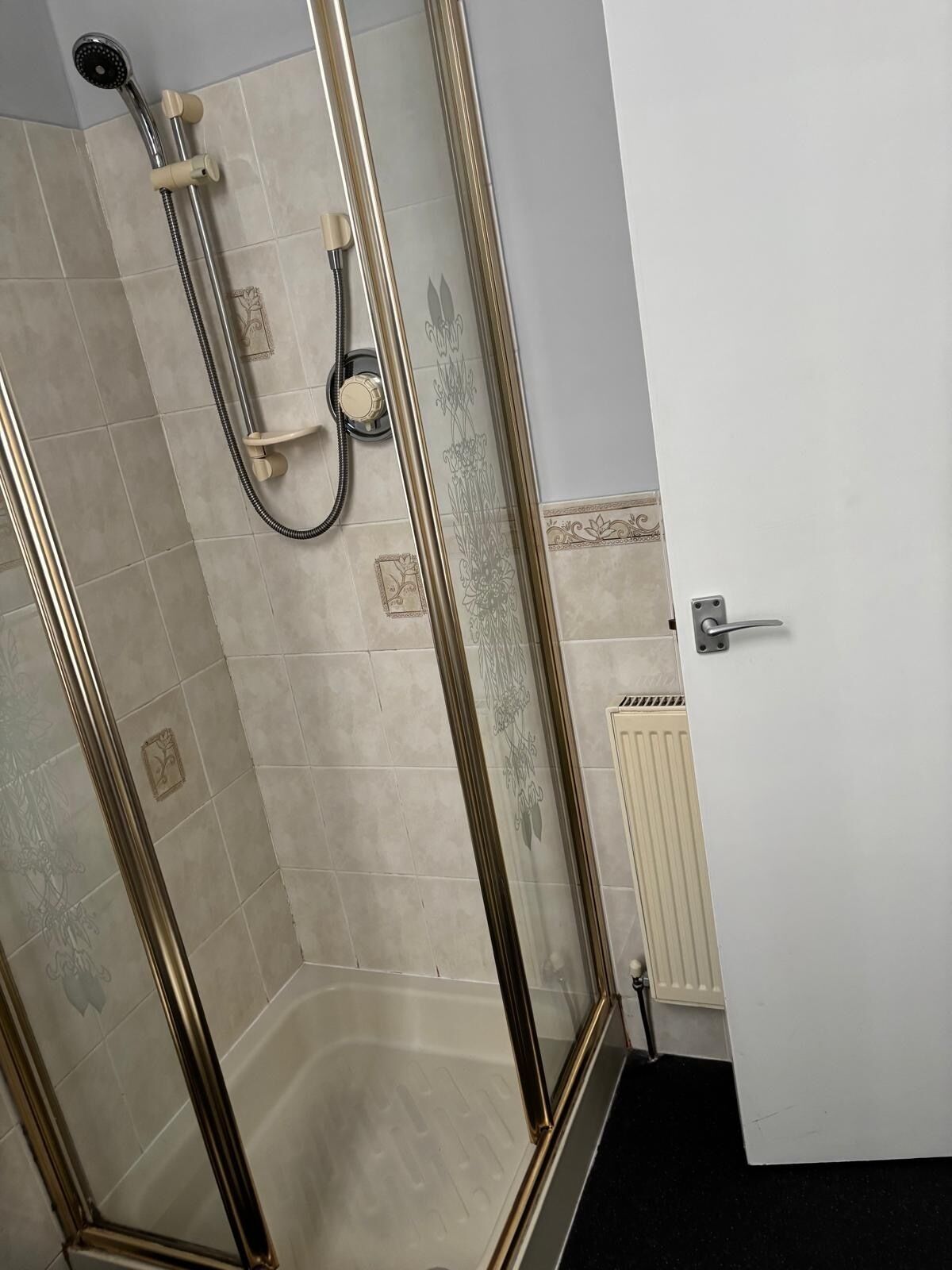 Douche, serviettes fournies, savon, shampoing