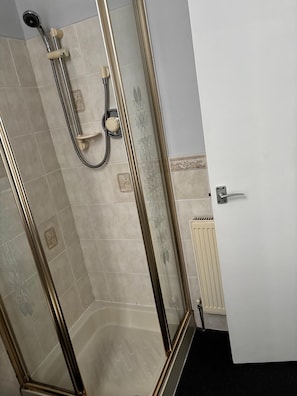 Shower, towels, soap, shampoo - Ashwood hotel (Preston)