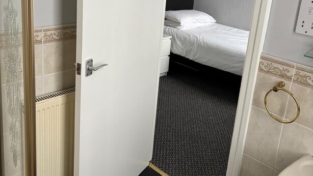 Shower, towels, soap, shampoo - Ashwood hotel (Preston)