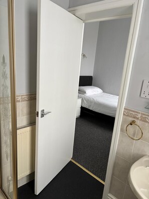 Dusj, håndklær, såpe og sjampo