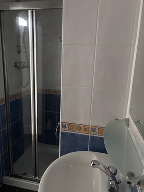 Douche, serviettes fournies, savon, shampoing