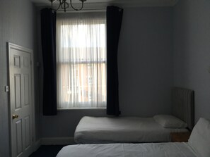 Comfort Twin Room | Desk, laptop workspace, free WiFi - Ashwood hotel (Preston)