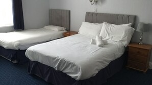 Comfort Quadruple Room | Desk, laptop workspace, WiFi (free) - Ashwood hotel (Preston)