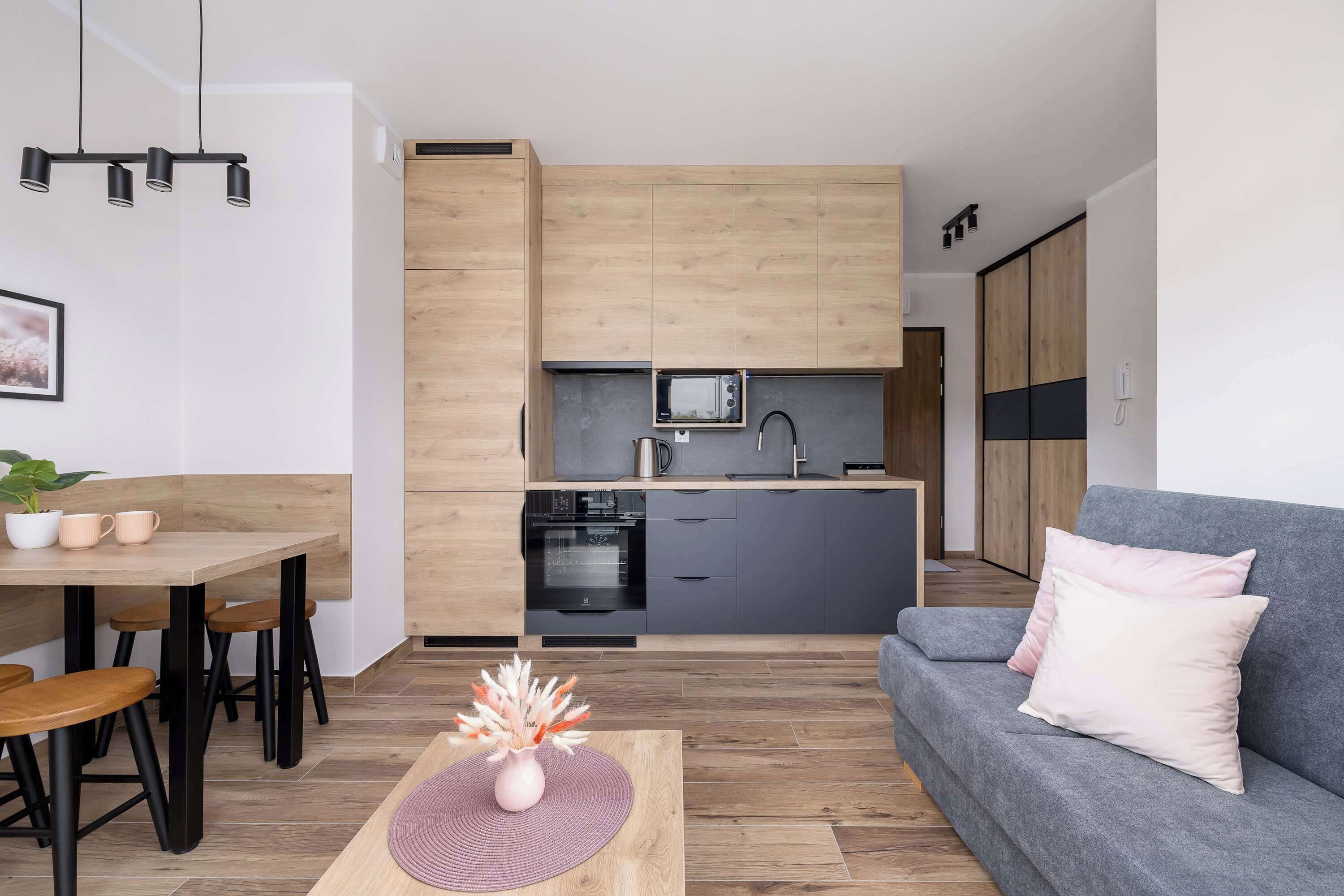 Una televisión, una oficina