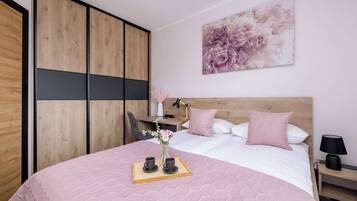 1 habitación, escritorio, tabla de planchar con plancha y cuna de viaje