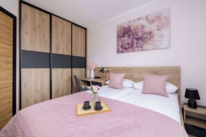 1 dormitorio, escritorio, tabla de planchar con plancha y cuna de viaje