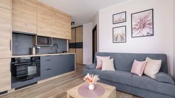 Una televisión, una oficina