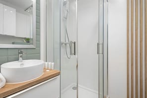 Shower, hair dryer, towels, shampoo
