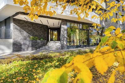 Modern Apartment | Balcony, Parking and Workspace