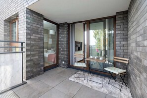 Una scrivania, ferro/asse da stiro, culla da viaggio, Wi-Fi