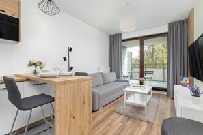 TV, offices - Kijowska 5 Kraków | Modern Apartment with Balcony and Desk | Parking (Kraków)