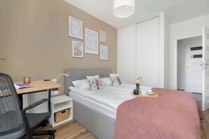 Una scrivania, ferro/asse da stiro, culla da viaggio, Wi-Fi