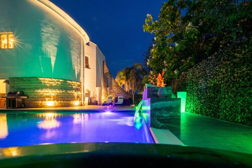 Pink Moon Villa. Private Pool. Close to the Beach. 10 guests. Luxury.