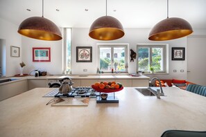 Jääkaappi, mikroaaltouuni, uuni, liesi