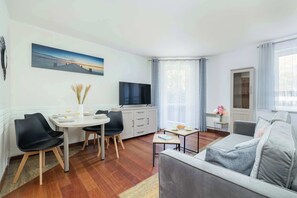 TV, offices - Bright Apartment in Miedzyzdroje | Balcony, close to the beach (Międzyzdroje)