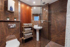 Dusche, Haartrockner, Handtücher, Shampoo