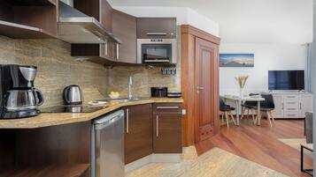 Kühlschrank, Mikrowelle, Wasserkocher mit Kaffee-/Teezubehör, Toaster