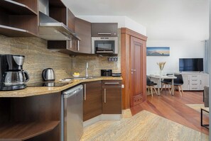 Kühlschrank, Mikrowelle, Wasserkocher mit Kaffee-/Teezubehör, Toaster