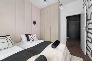 Iron/ironing board, travel crib, WiFi, bed sheets