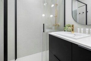 Dusche, Haartrockner, Handtücher, Shampoo