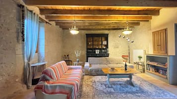 Tv, eldstad, dvd-spelare och kontor