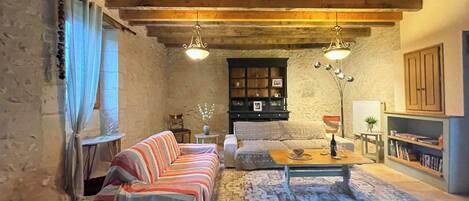 Tv, pejs, dvd-afspiller, kontorer