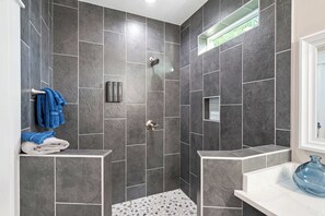 Dusche, Haartrockner, Handtücher