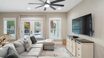 Een televisie en een kantoor