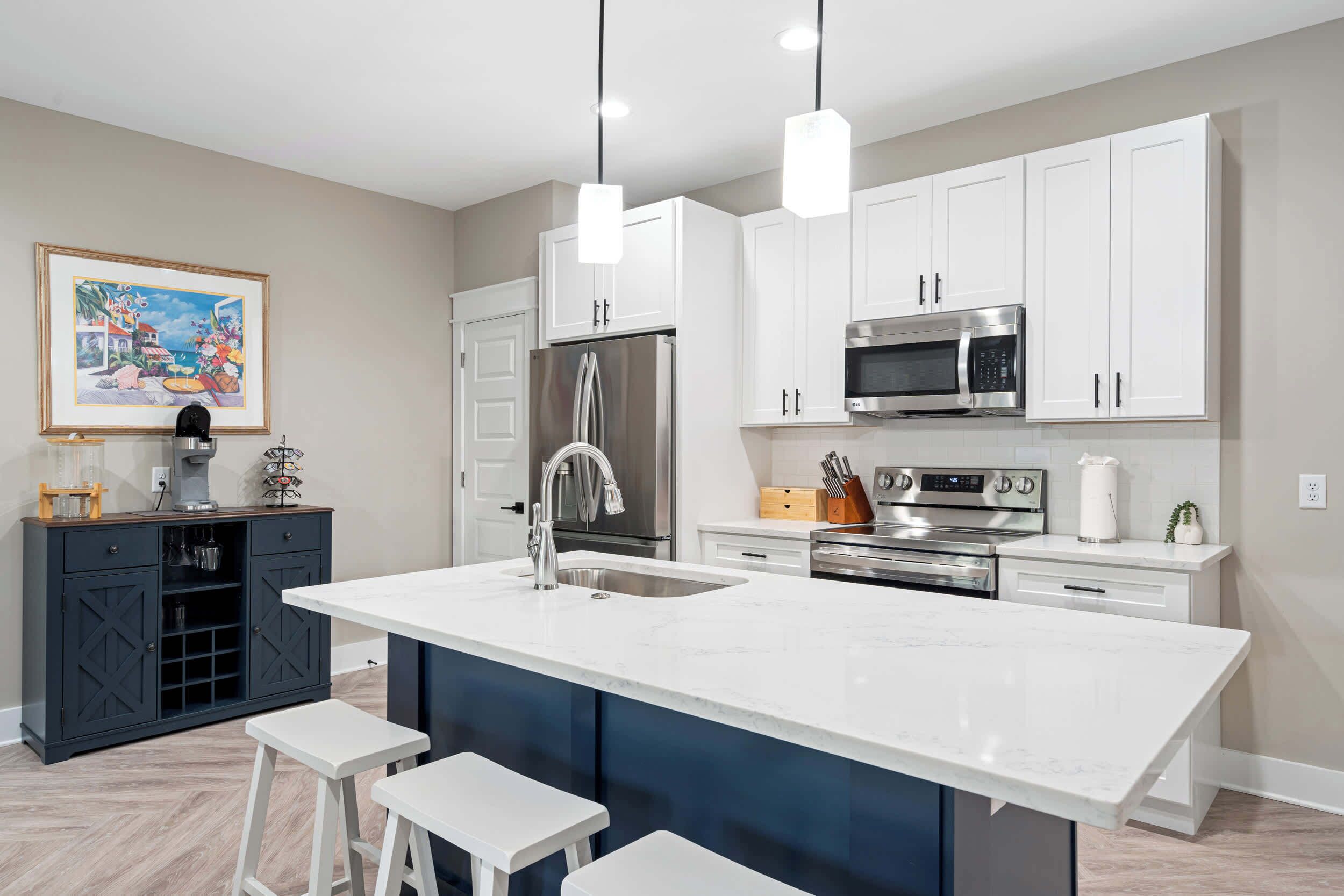 Jääkaappi, mikroaaltouuni, uuni, liesi