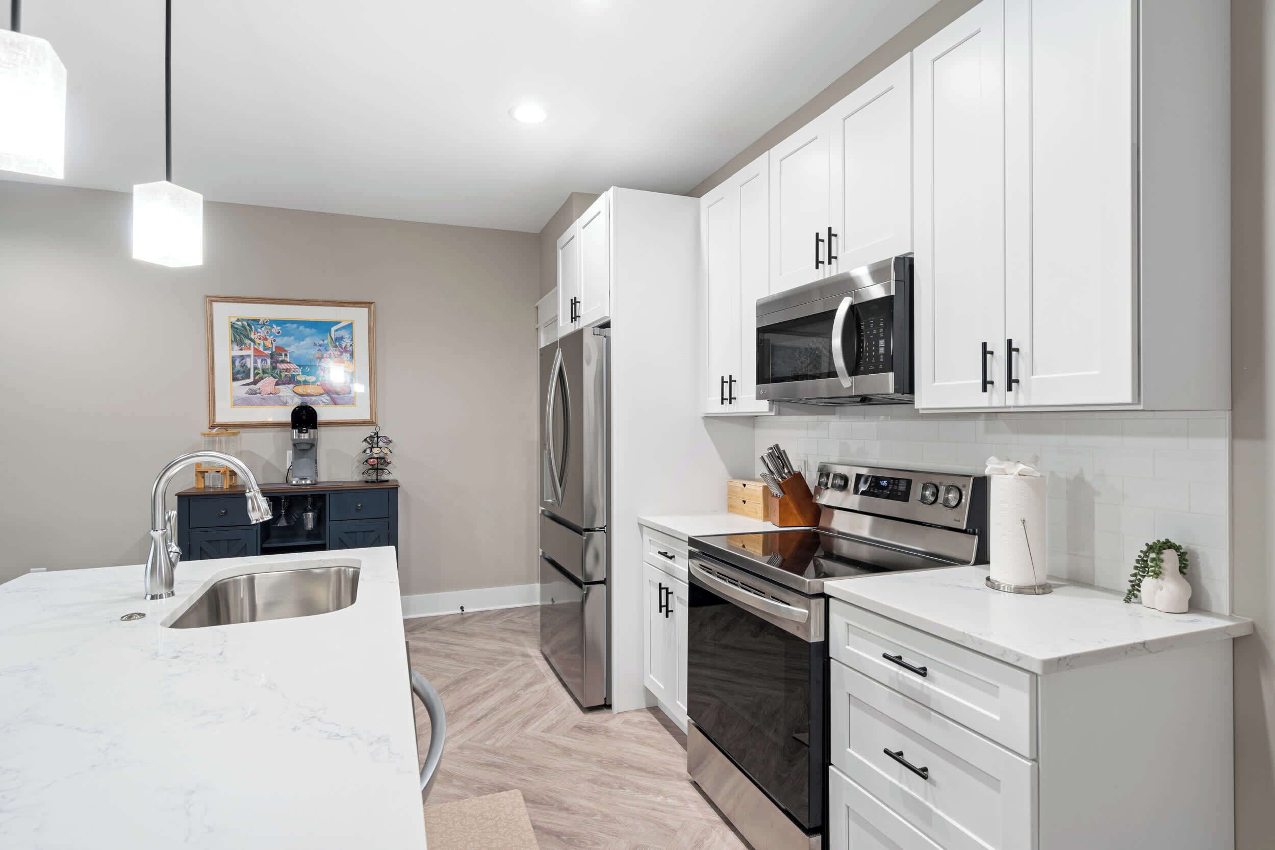 Een koelkast, een magnetron, een oven, een kookplaat