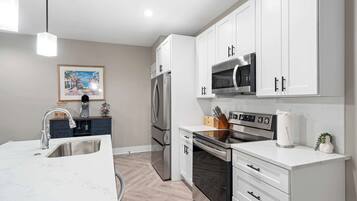 Kühlschrank, Mikrowelle, Ofen, Herdplatte