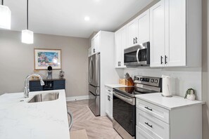 ثلاجة، ميكروويف، فرن، موقد طهي مسطح