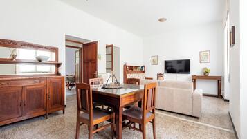 Appartamento, 2 camere da letto | Area soggiorno | TV a schermo piatto