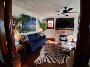 Televisión y chimenea 