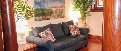 Een televisie en een open haard