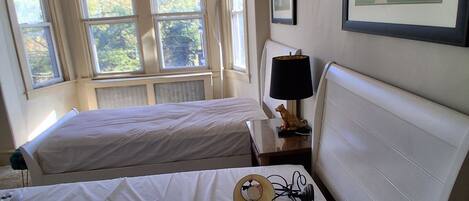 5 bedrooms, iron/ironing board, WiFi, bed sheets