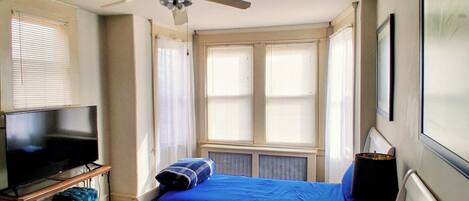 5 bedrooms, iron/ironing board, WiFi, bed sheets