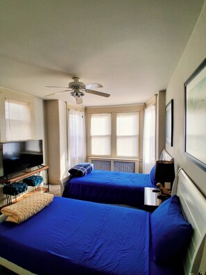 5 bedrooms, iron/ironing board, WiFi, bed sheets