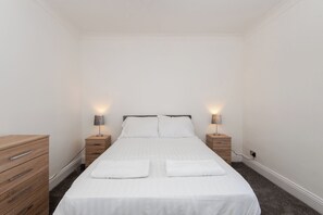 2 عدّة غرف نوم ومكواة/لوح كي وواي فاي وملاءات أسرّة