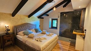 A bedroom with a bed, bedside table, and a window. - Villa Fonte  (Ferrere)