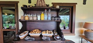 Desayuno completo gratuito y diario